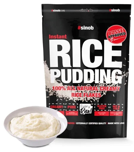 Eine Schale Sinob Rice Pudding, cremiger Milchreis verfeinert mit einer Prise Zimt und frischen Früchten, serviert auf einem Holztisch. Das Dessert wirkt besonders einladend und verlockend mit seiner weichen, sämigen Konsistenz und den natürlichen Zutaten.