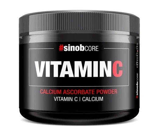 Eine Dose Sinob Vitamin C Pulver mit einem Messlöffel daneben, auf einer hellen Oberfläche. Das fein gemahlene Pulver wird zur einfachen Einnahme und schnellen Absorption dargestellt, ideal zur Stärkung des Immunsystems und für Sportler zur Unterstützung der Regeneration.